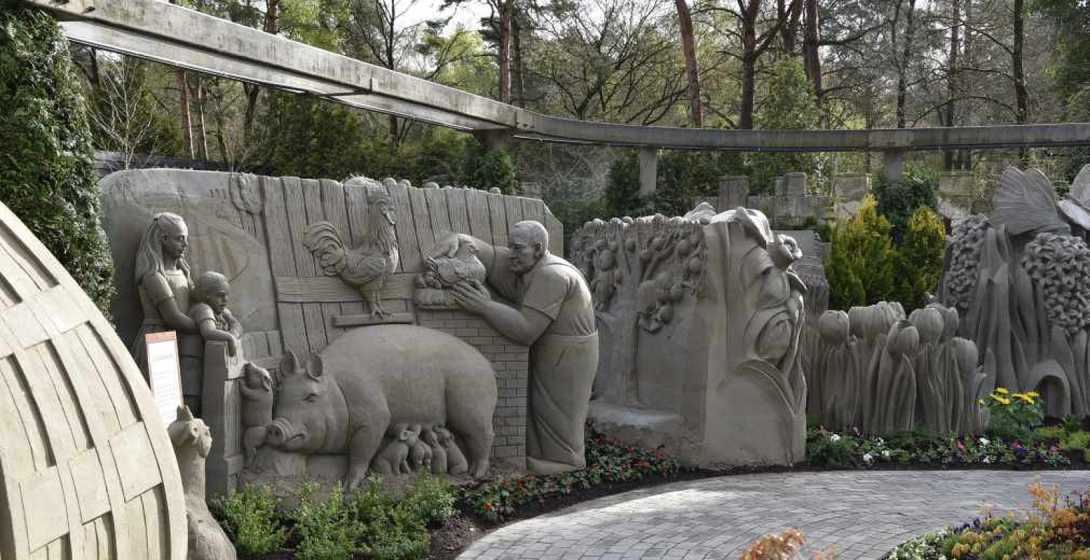 Dagje kinderboerderij verwerkt in een zandsculptuur.Foto: De Beeldentuin / 't Veluws Zandsculpturenfestijn.