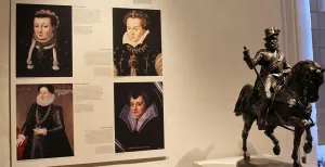 De kogelgaten staan nog in de muur: hier werd Willem van Oranje vermoord Willem had vele vrouwen in zijn leven en trouwde steeds hogerop om zijn reputatie in de samenleving te verbeteren. Foto: DagjeWeg.NL.