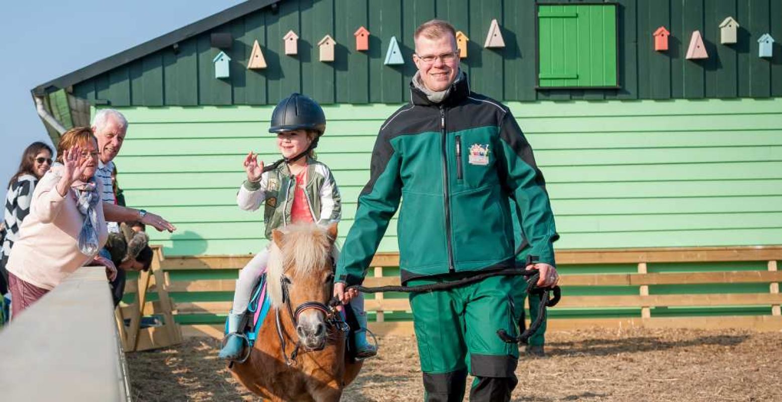 Maak een ritje op de pony. Foto: Avonturenboerderij Molenwaard