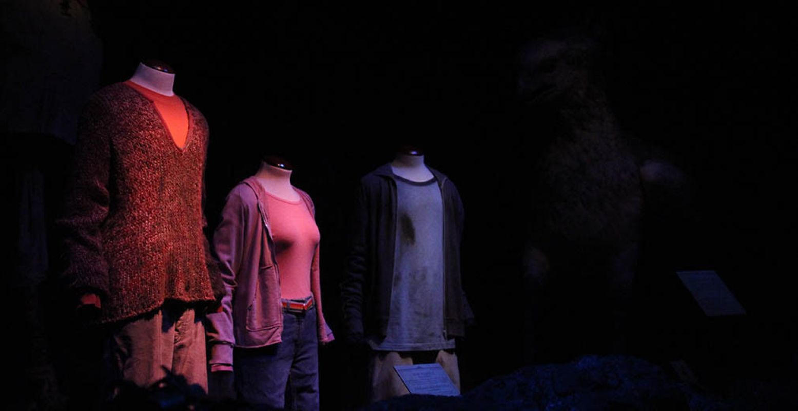De kostuums van Ron, Hermelien en Harry uit 'Harry Potter en de Gevangene van Azkaban'. Als je goed kijkt, zie je rechts Scheurbek uit het duister opdoemen. Foto: Coby Boschma.