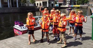 10 x op stap met kinderen in Rotterdam Kinderen op de steiger bij Kids Marina, klaar om te varen! Foto: Kids Marina.