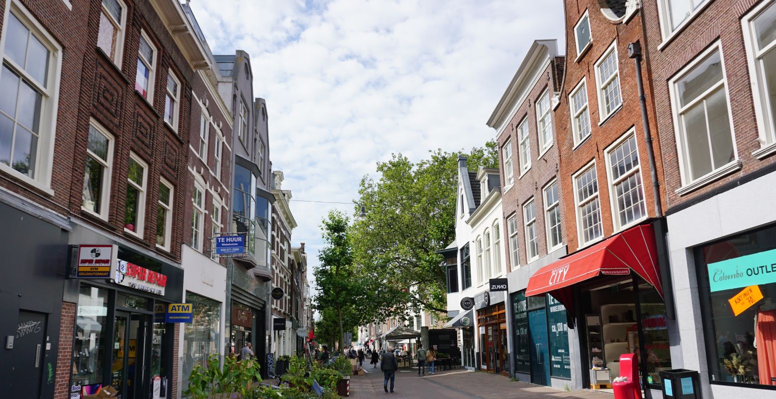 De Grote Houtstraat is een van de winkelstraten in Haarlem. Foto: DagjeWeg.NL © Tonny van Oosten