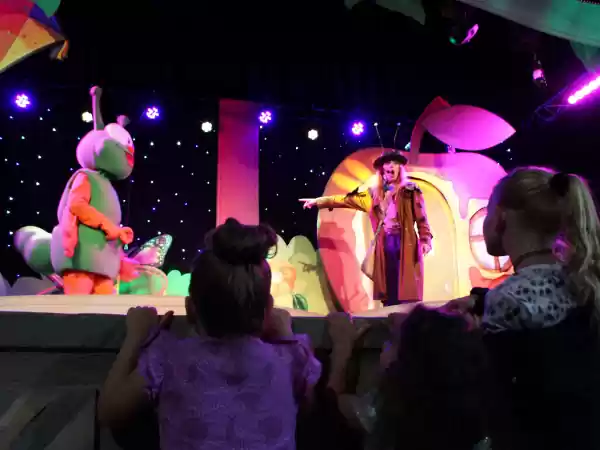 Bezoek een parkshow in het theater. Foto: Verkeers- & Attractiepark Duinen Zathe