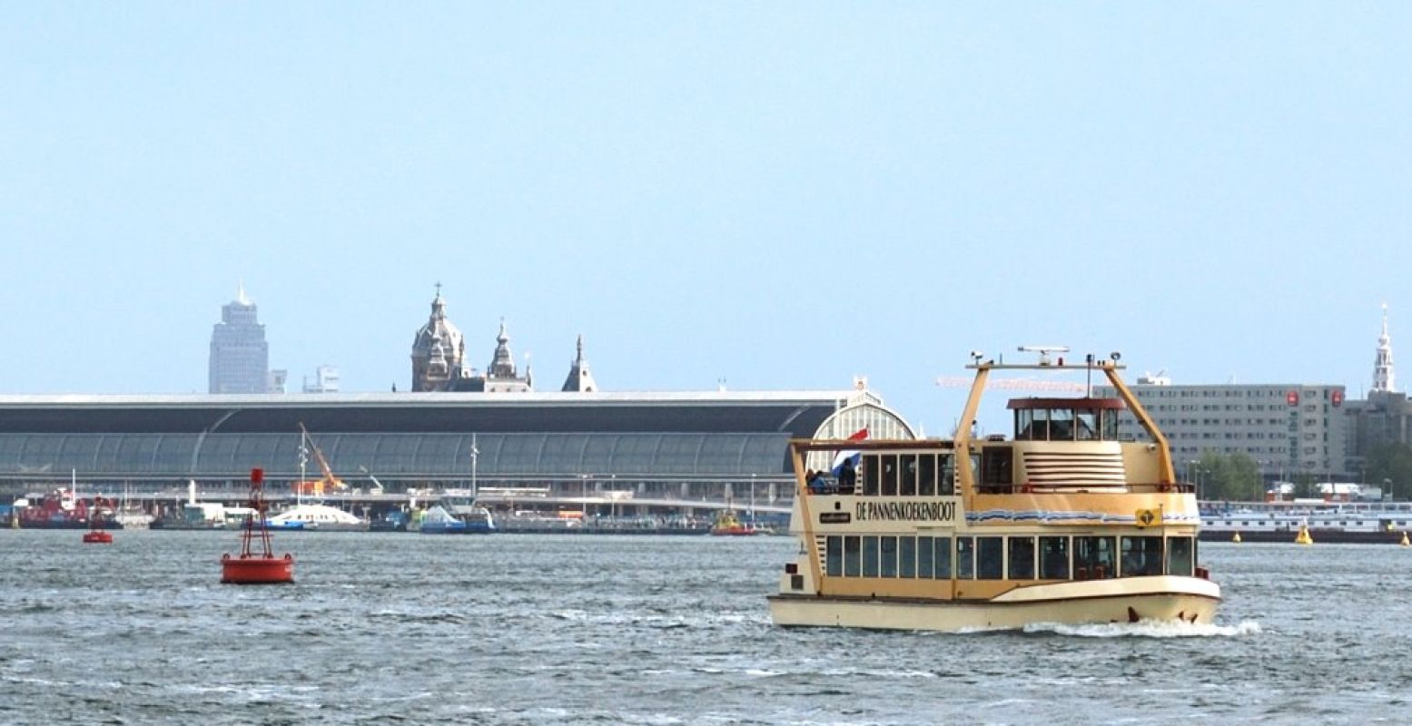 Geniet van een prachtig uitzicht over 't IJ. Foto: Pannenkoekenboot Amsterdam.