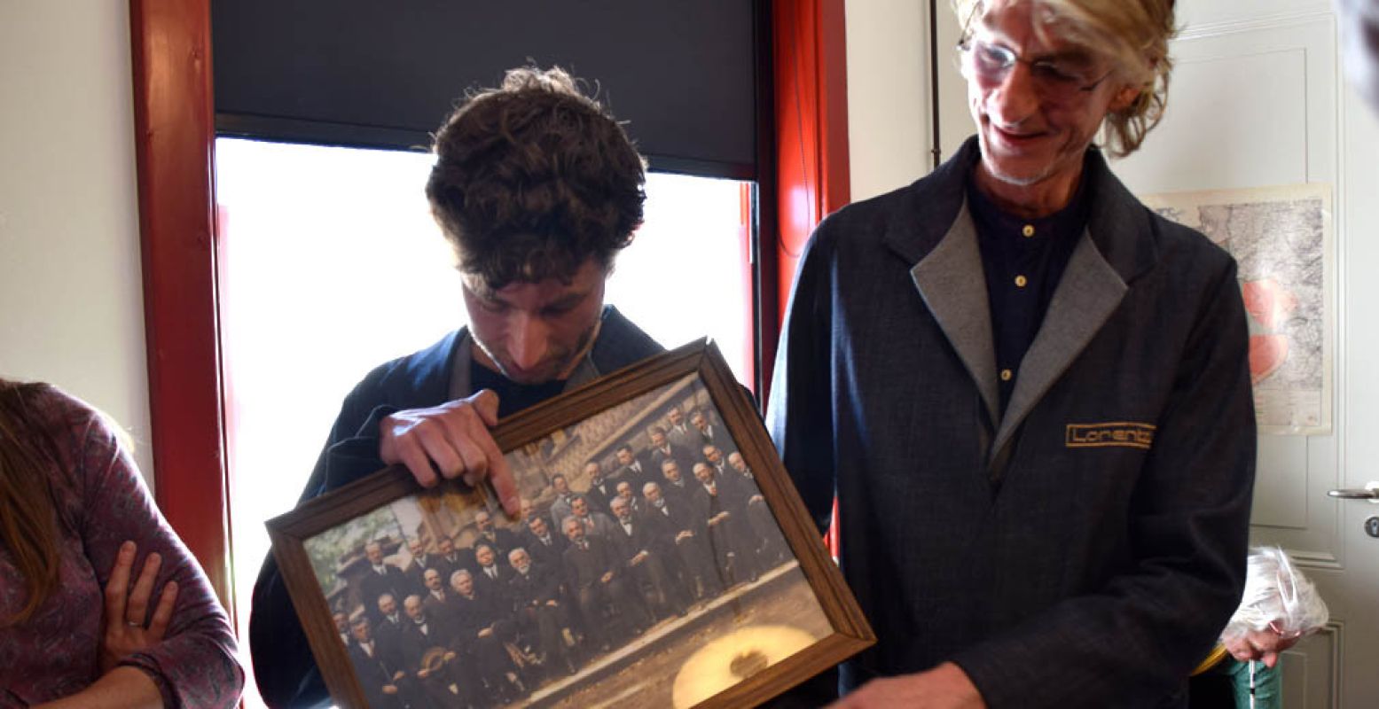 Lorentz zit links van Einstein op de voorste rij. Foto: Redactie DagjeWeg.NL, Eline Visscher