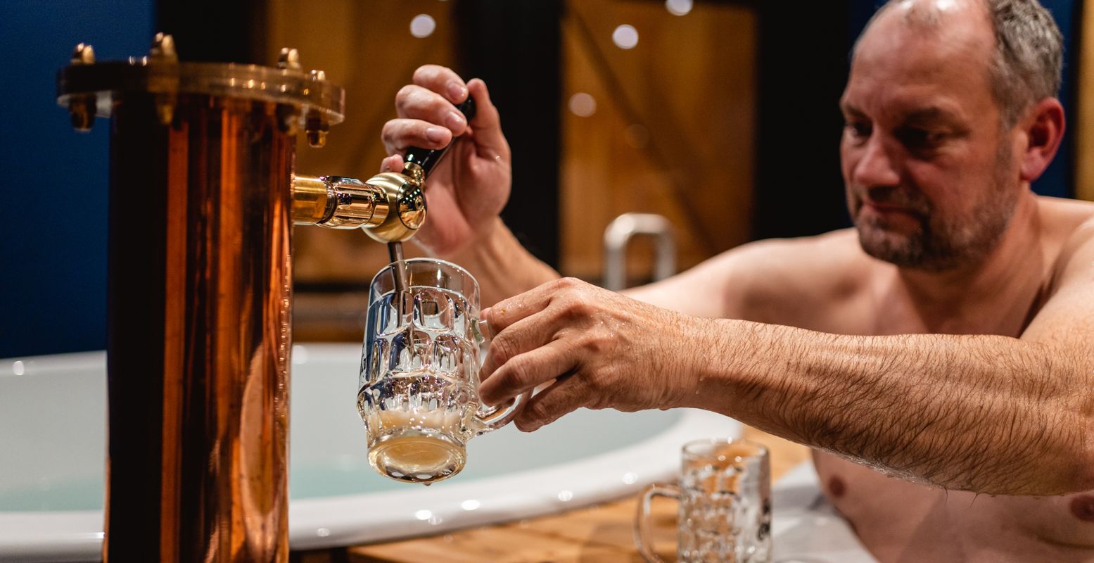 Tap je eigen biertje terwijl je in een bierbad zit bij Othmar Bierspa. Foto: © Artica