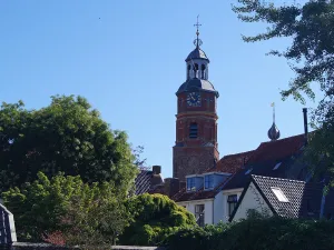 De Sint Lambertuskerk is het centrum van Buren. Foto: DagjeWeg.NL © Grytsje Anna Pietersma