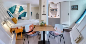 6x bijzondere hostels in Nederland Stayokay-hostel in een Kubuswoning. Foto: Taco van der Werf