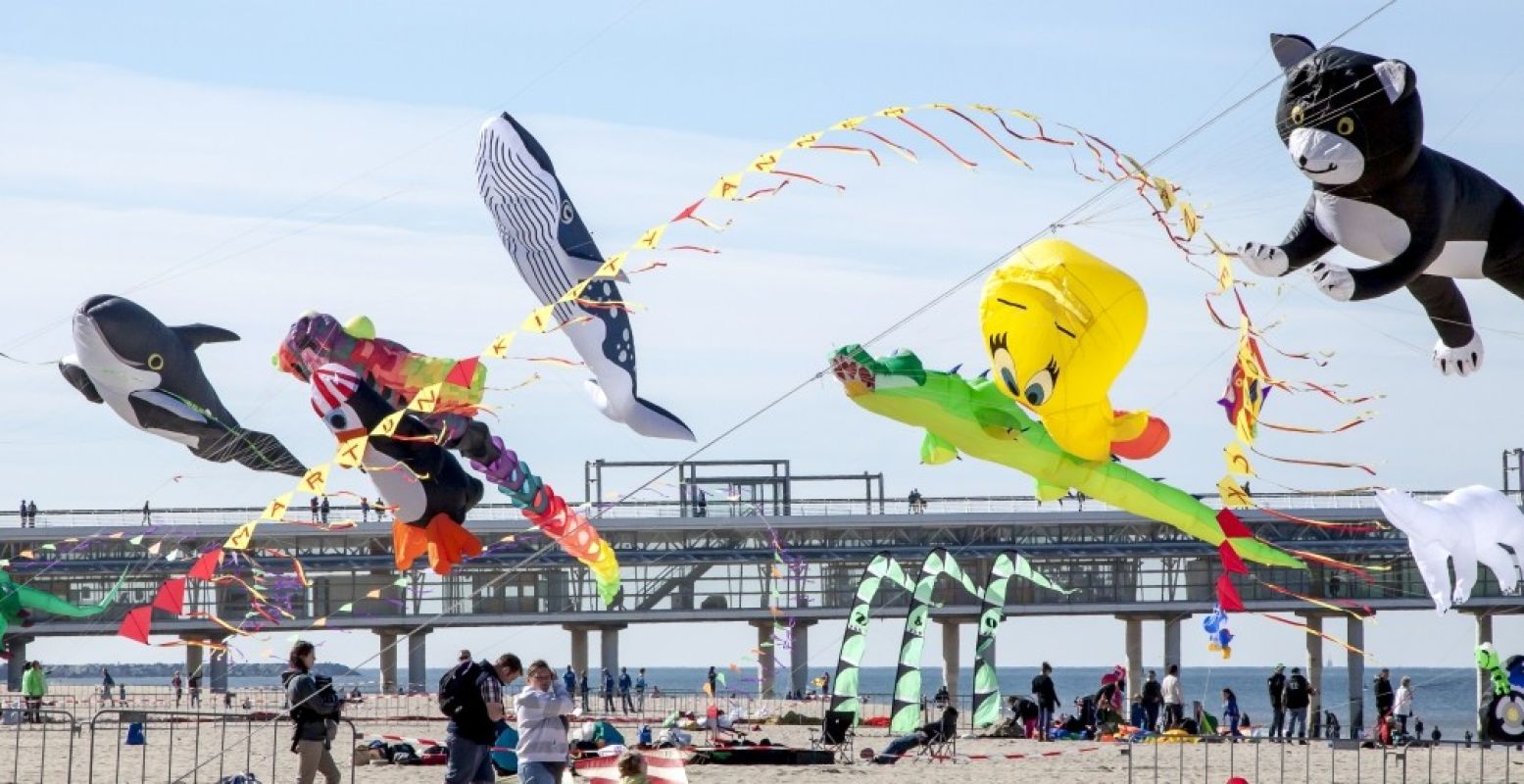 Een kleurrijk spektakel siert de Pier in Scheveningen. Foto: Vliegerfeest Scheveningen © Cees Castricus.