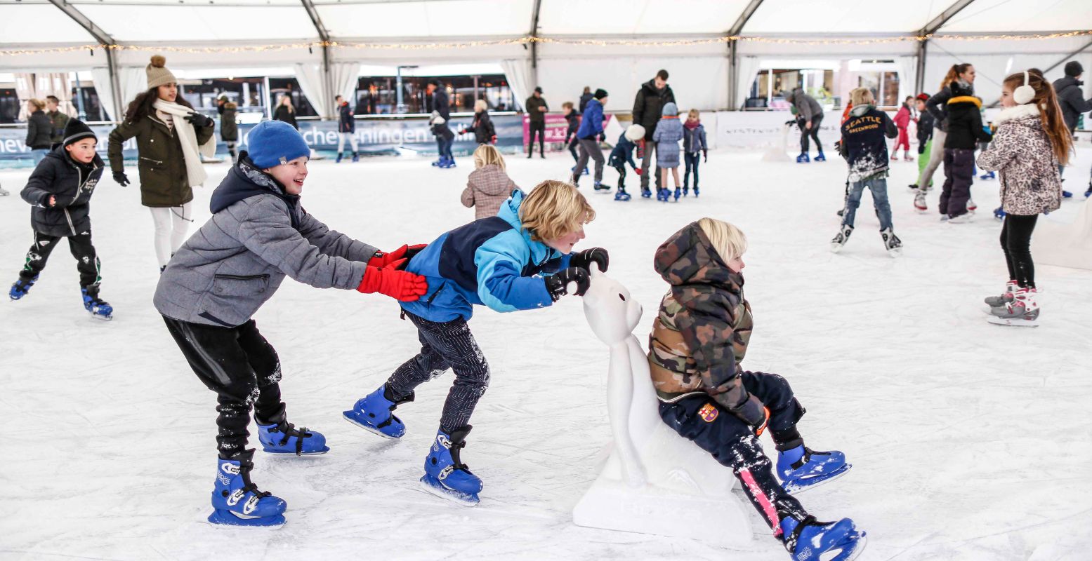 Schaats een rondje over de schaatsbaan voor het Kurhaus in Scheveningen. Foto: The Hague & Partners