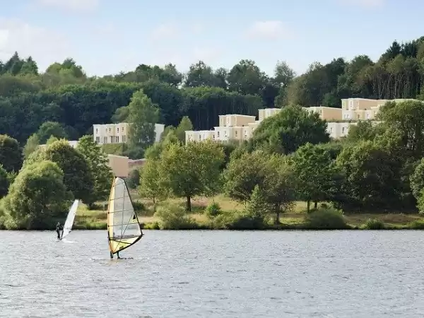 Park ligt op hellende oever van Bostalsee. Park ligt op hellende oever van Bostalsee.