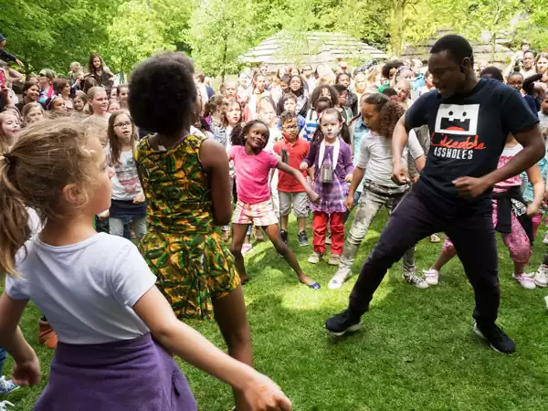 Dansen op Afrikaanse muziek. Foto: Wereldmuseum Berg en Dal Dansen op Afrikaanse muziek. Foto: Wereldmuseum Berg en Dal