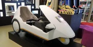 DagjeWeg.NL Award: wint Museum van de 20e Eeuw? De elektrische driewieler van Sinclair, uit de jaren tachtig. Voorloper van de elektrische auto. Foto: Museum van de 20e Eeuw.