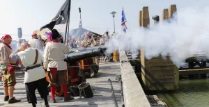 Hoera, de Zuiderzeewet bestaat 100 jaar en dat betekent feest De kanonnen bulderen in Batavialand. Foto: Batavialand