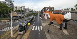 Florentijn Hofman: kunstwerken in Nederland De Bospoldervos vind je aan de Schiedamseweg in Rotterdam-West. Foto: Studio Florentijn Hofman © Frank Hanswijk