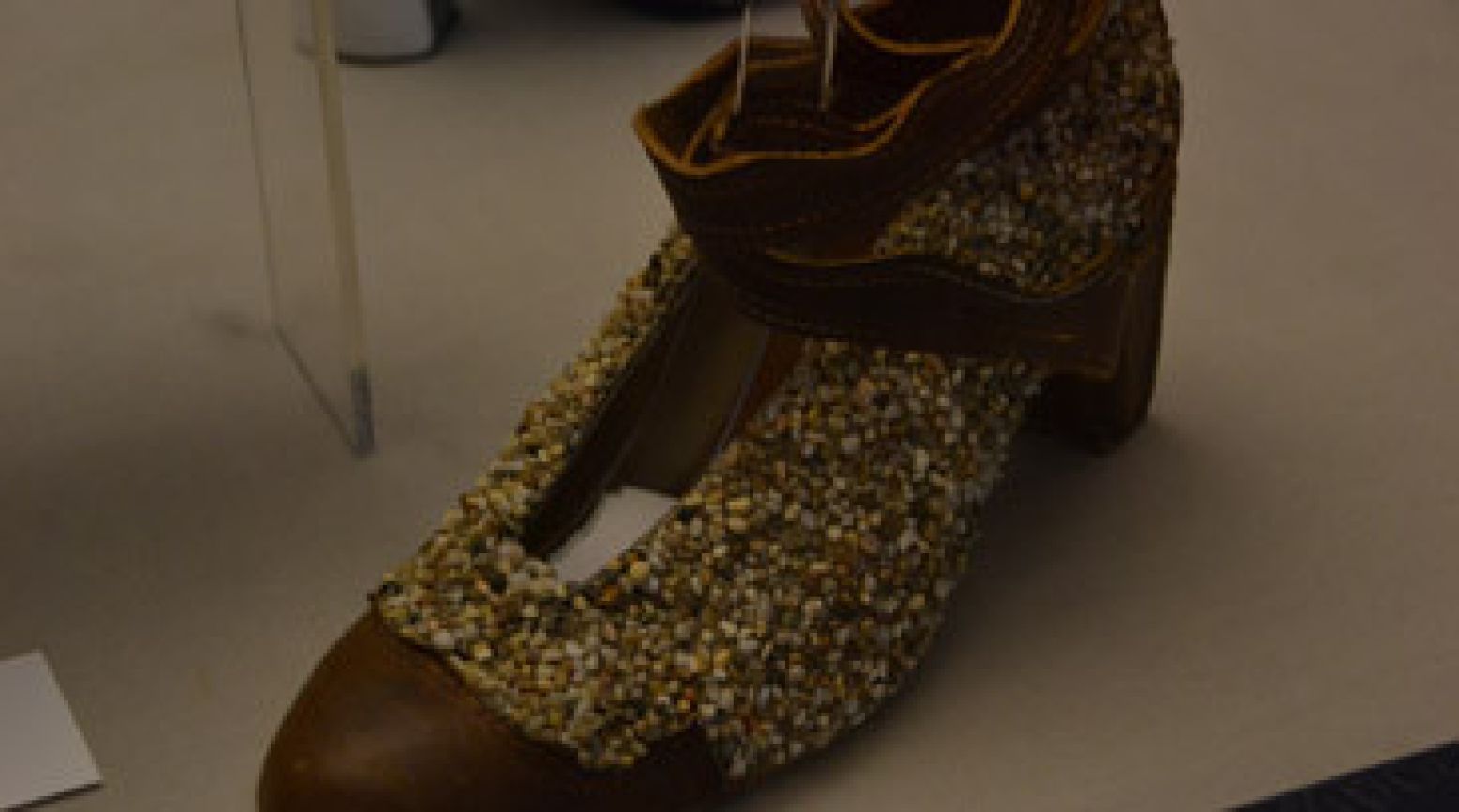 Vergaap je aan bijzondere schoenen, zoals deze: gedecoreerd met kiezelsteentjes! Foto: DagjeWeg.NL