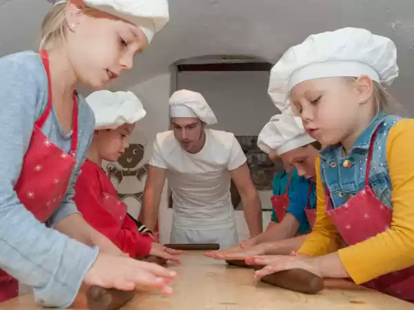 Nederlands Bakkerijmuseum Kinderen aan het bakken. Foto: Nederlands Bakkerijmuseum