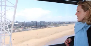 Plezier op De Pier: doe een dagje strand in Scheveningen Het reuzenrad is per persoon best prijzig, maar het uitzicht is prachtig. Foto: Redactie DagjeWeg.NL.