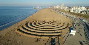 Gigantisch zandkunstwerk op Scheveningse strand Foto: Ringen aan Zee © SLeM, Bruno Doedens.