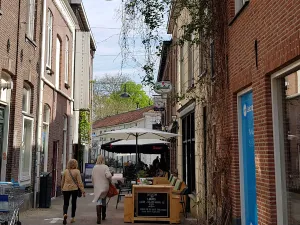 Het Heerenstraat Theater links, tegenover de horeca in de Molenstraat. Foto: DagjeWeg.NL