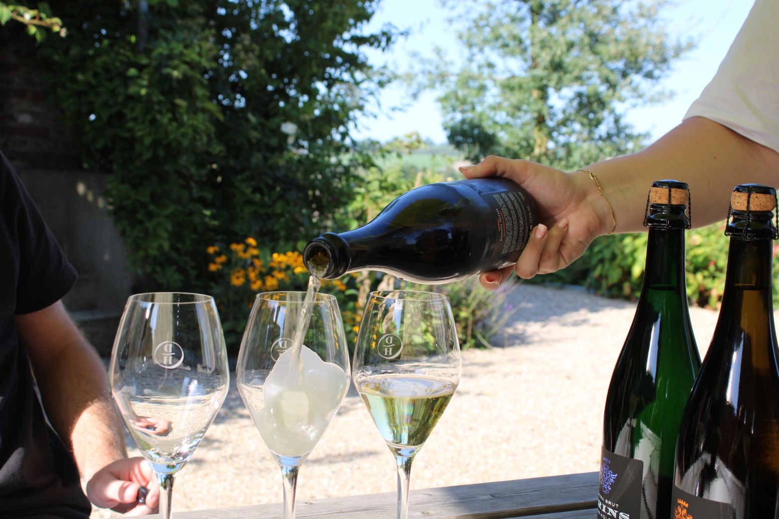 Vinoloog Romy schenkt de wijnen voor ons in. Foto: DagjeWeg.NL