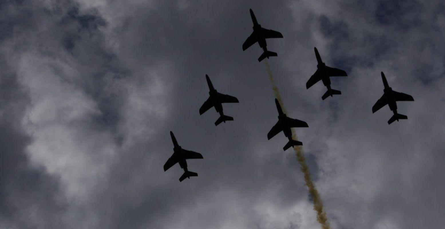 Vliegtuigen in formatie verhogen de feestvreugde. Foto:  Flickr, Eoghan OLionnain 