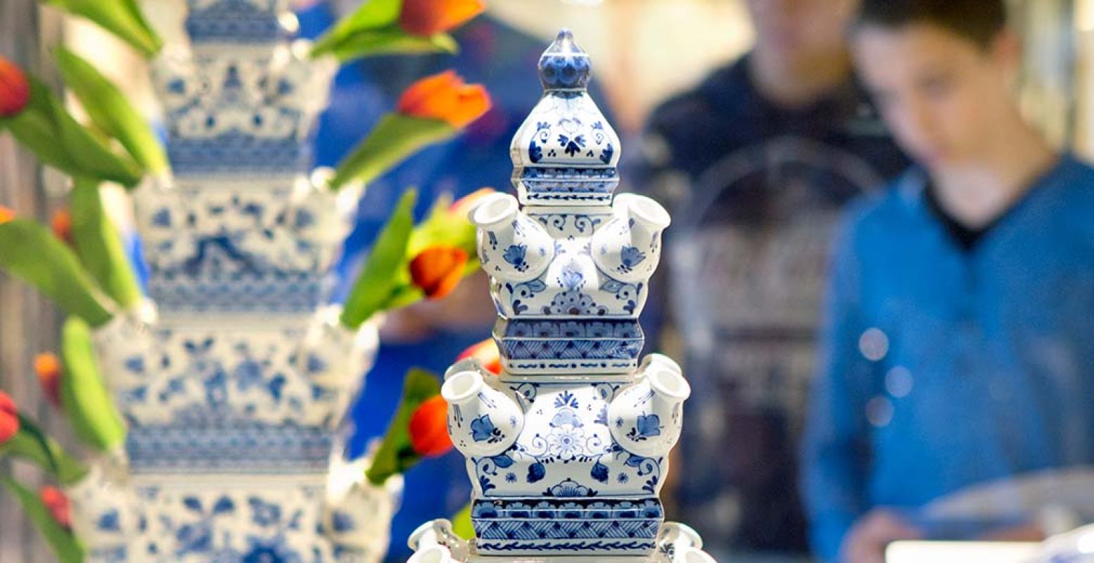 Delfts Blauw, ik hou van jou! Delft is een romantische stad om samen te bezoeken. Foto: Royal Delft Experience.