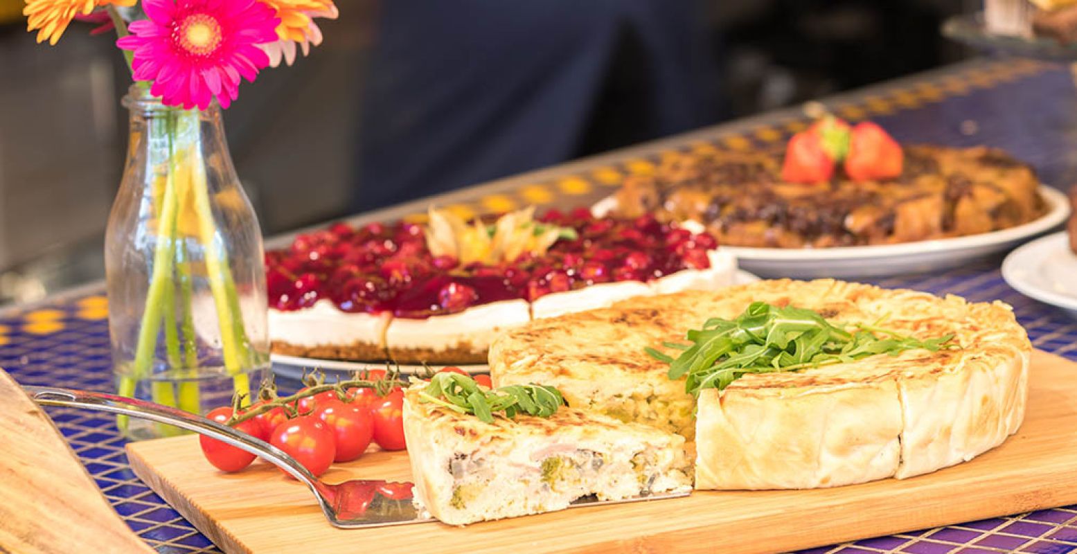 Ontbijt, brunch, lunch of koffie met een taartje tussendoor: samen eten schept een band! Foto: Croissanterie Pigalle in Groningen.