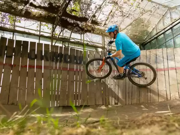 Indoor Mountainbike Daag jezelf uit op het rode of zelfs zwarte parcours. Foto: Indoor Mountainbike