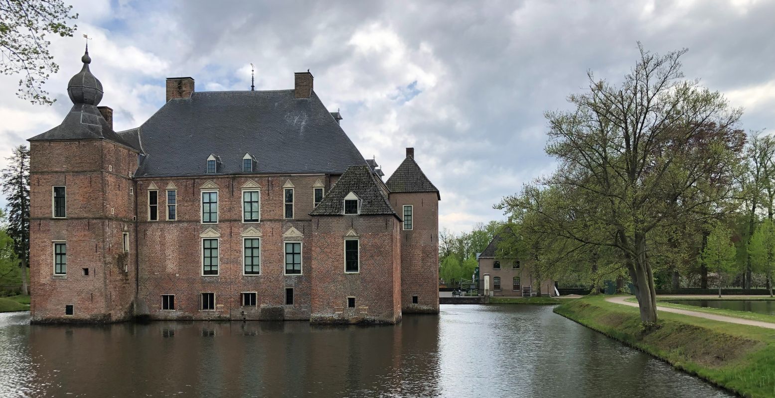 Ga op ontdekkingstocht door Kasteel Cannenburch met een gebarentolk. Foto:  Wim van 't Einde  on  Unsplash 