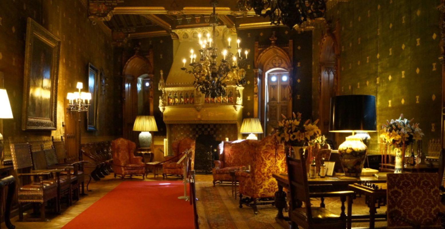 Elegante zitkamer, maar waar zou je de televisie kwijt kunnen? Foto: DagjeWeg.NL. Locatie: Kasteel de Haar.