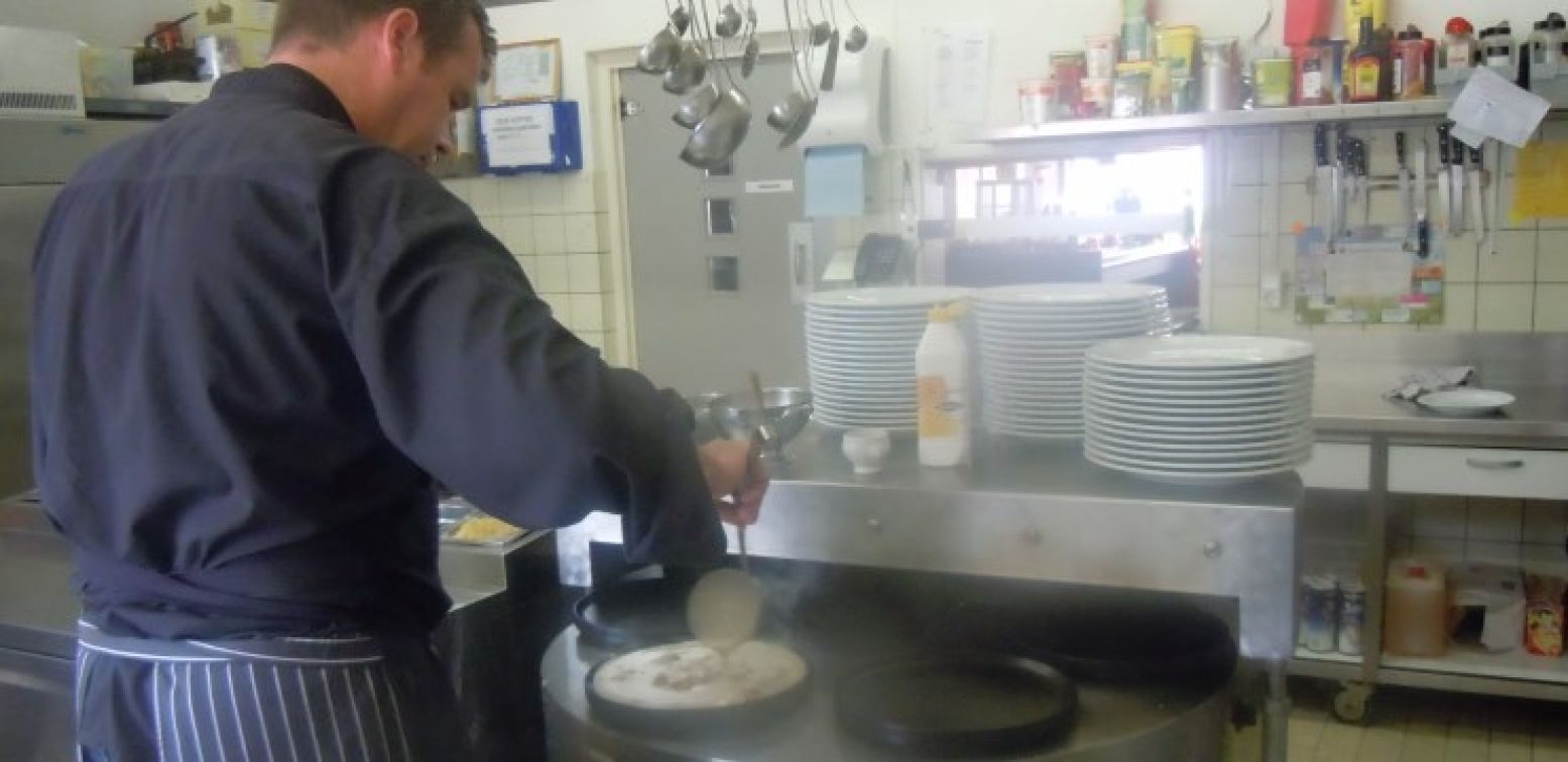 De pannenkoekenbakker aan het werk. Foto: De Voorst