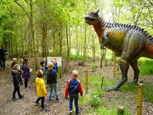 Ga op jacht naar alle dino's. Foto: Dinopark Landgoed Tenaxx