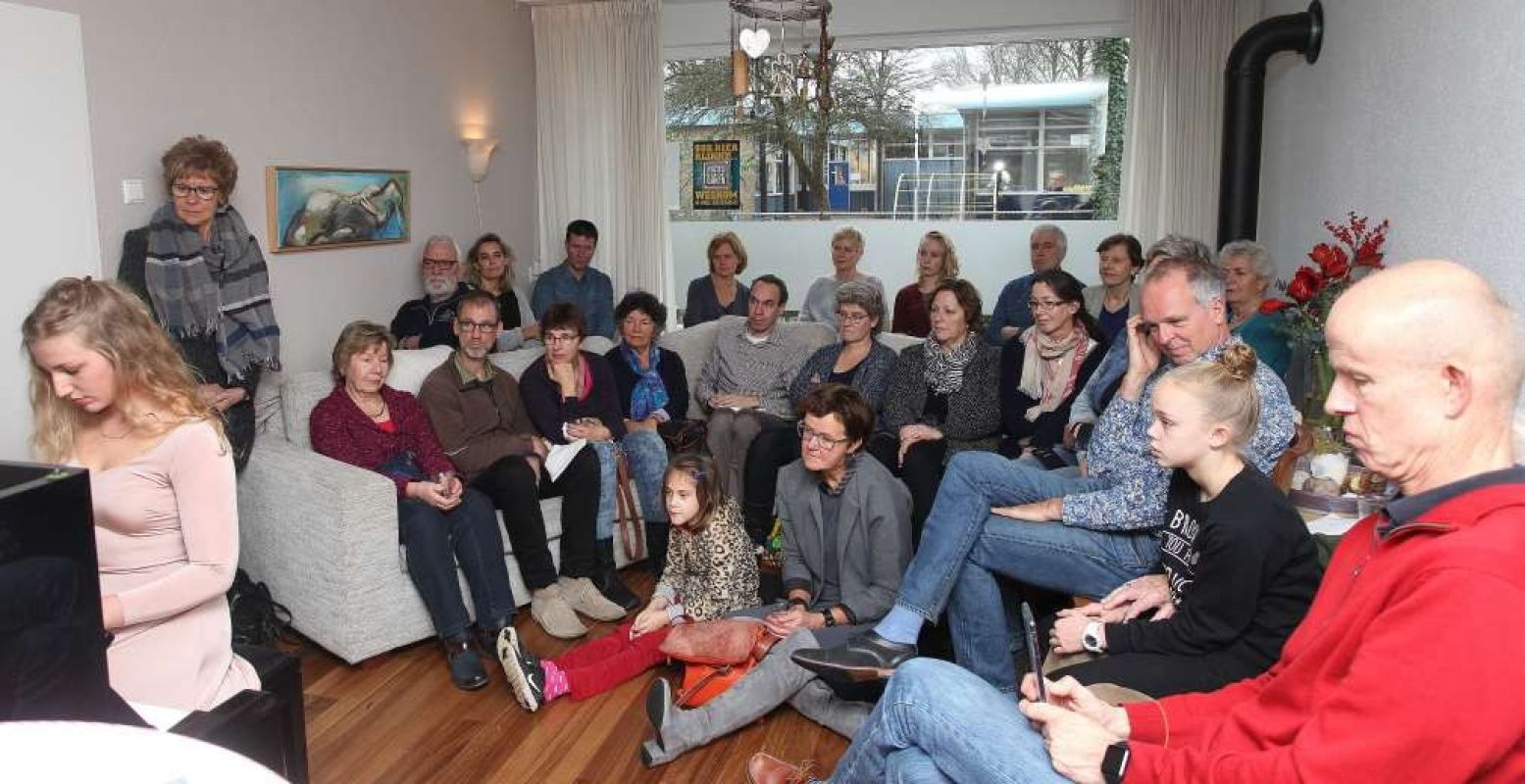 Neem een kijkje in de huiskamer van je buren en luister naar muziek. Foto: Muziek bij de Buren Ede © Theo Beumer