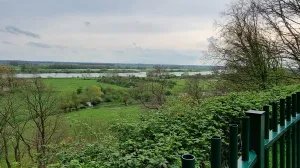 Belmonte Arboretum Wageningen Gezicht over de Nederrijn vanaf de Wageningse Berg. Foto: DagjeWeg.NL