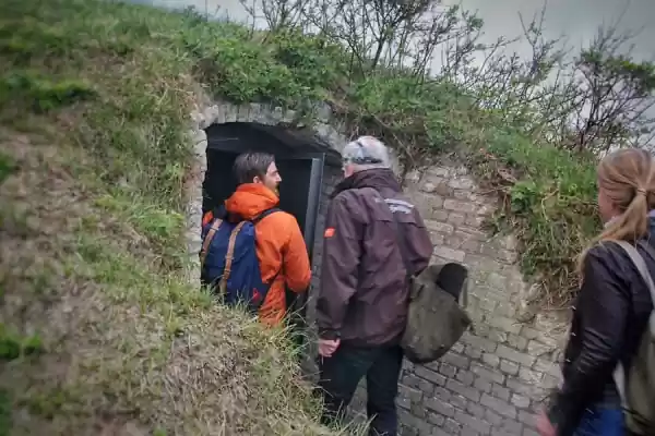 bezoekers lopen een bunker binnen | Foto ge&uuml;pload door gebruiker Staatsbosbeheer.