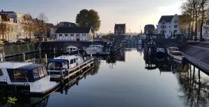 Ontdek deze verrassende steden in eigen land! Struin door de haven van het mooie Gorinchem. Foto: DagjeWeg.NL / Tonny van Oosten