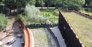 Doe een dagje duurzaam! Uitzicht vanaf de uitkijktoren. Je ziet de tuin op het dak en links het horecaterras en de waterspeelplaats voor kinderen. Foto: DagjeWeg.NL.