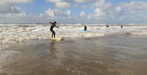 Surfen in Nederland: de beste surfspots en tips Bedwing de golven en begin met een surfles. Foto: DagjeWeg.NL / Ernst Plattèl