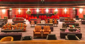 We kunnen weer naar een musical: rock mee met Hugo de Groot Plof neer in de comfortabele banken en stoelen die schouwburg De Nieuwe Doelen een gezellige huiskamersfeer geven. Foto: Schouwburg De Nieuwe Doelen