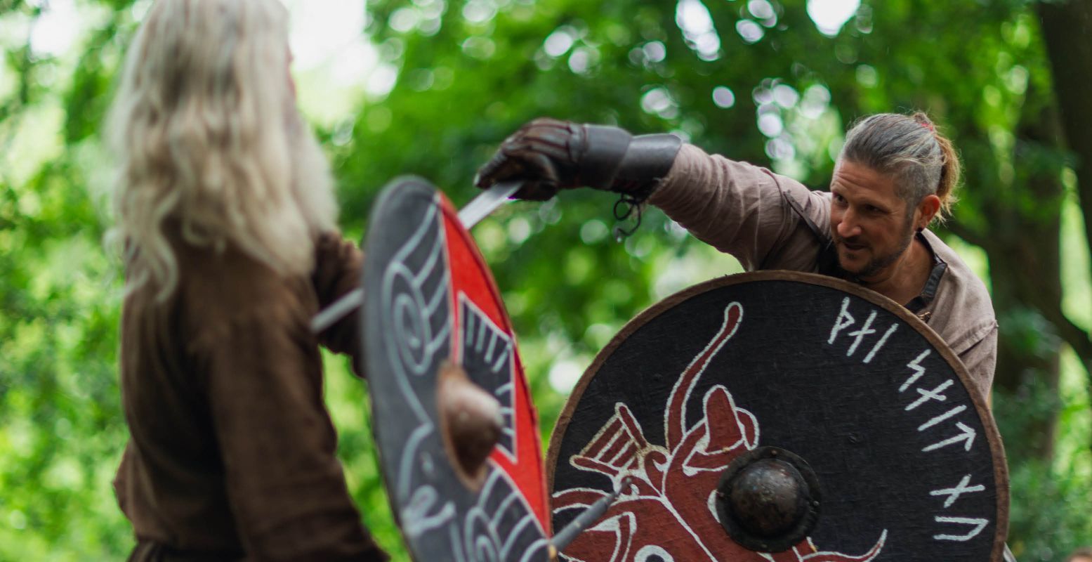 Bekijk hoe Vikingen vechten en leer het ook zelf! Foto: preHistorisch Dorp © Davey Anthony, all rights reserved.