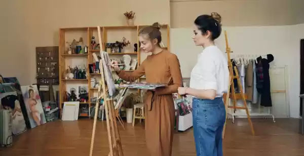 Waanzinnige schilderworkshops met een twist Laat je creativiteit vrij op het doek. Foto: Vitaly Gariev via  Unsplash 