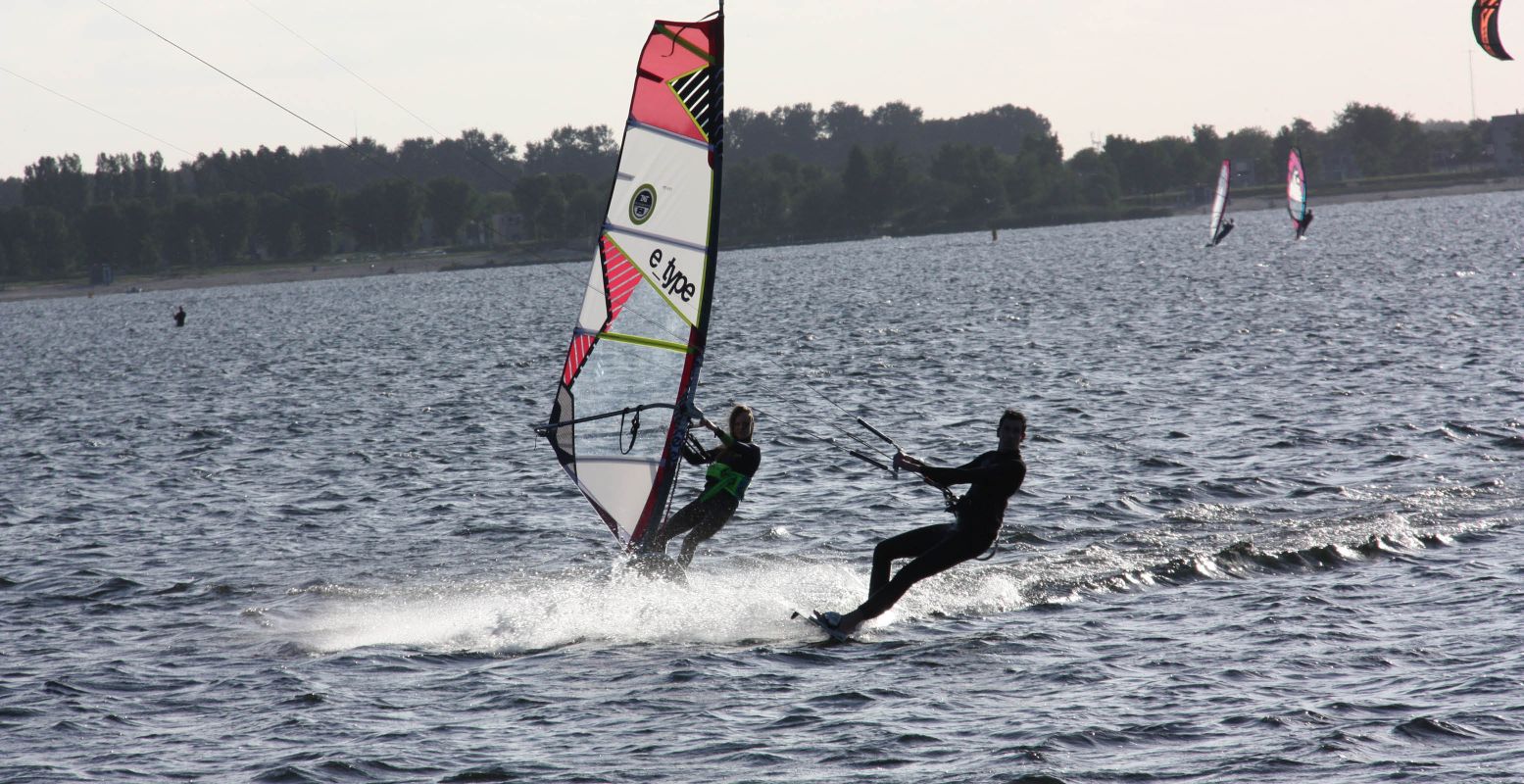 Boek een lesje kitesurfen bij Telstar Surfclub of neem een duik op het recreatiestrand. Foto: Telstar Surfclub