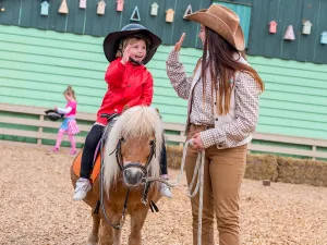 Rijden op een pony. Foto: Avonturenboerderij Molenwaard