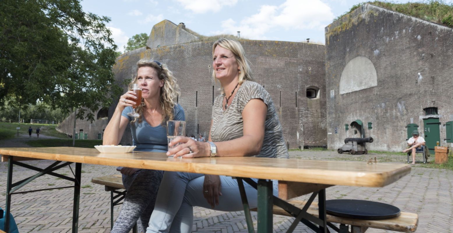 Bezoekers pakken een terrasje bij Fort Everdingen. Foto: Fortenfestival © Liesbeth Kaldenberg.