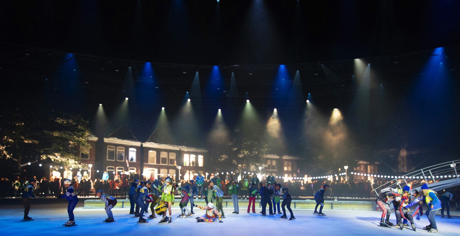 Krijg de Elfstedenkoorts als de schaatsers langs je glijden over de draaiende ijsvloer van het Friso Theater. Foto: campagnebeeld Musical De Tocht