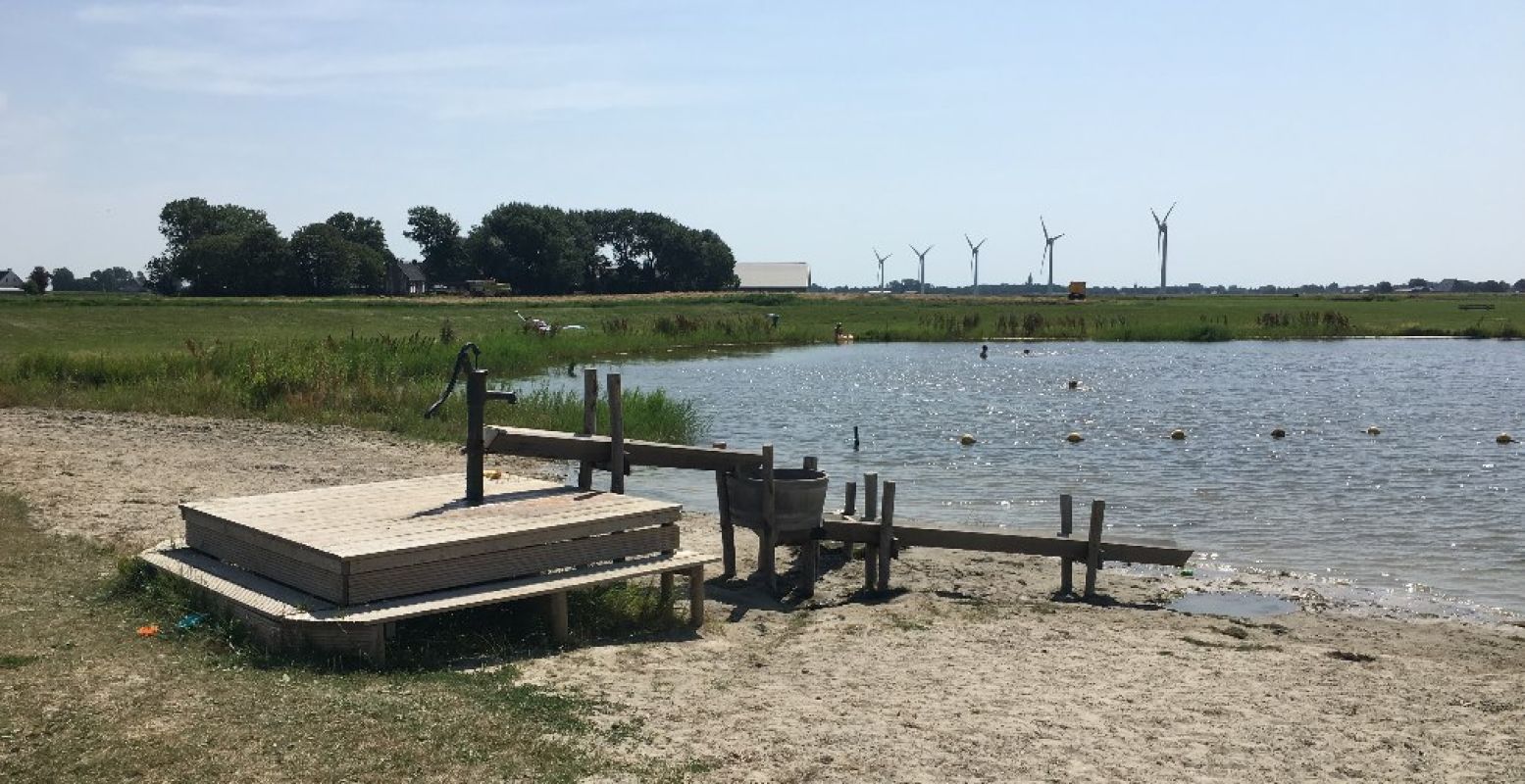 Geniet van het zomerweer op het strand aan de Swanneblom. Foto: Gauke Kuiken