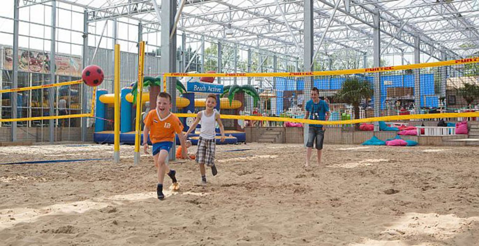 Ren achter die bal aan! Misschien winnen de spelers in oranje shirts deze strijd wél. Foto: Happy Fun Beach.