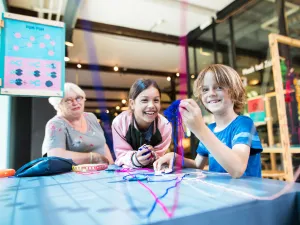 Doe mee met activiteiten voor de hele familie. Foto: TextielMuseum © Tommy de Lange