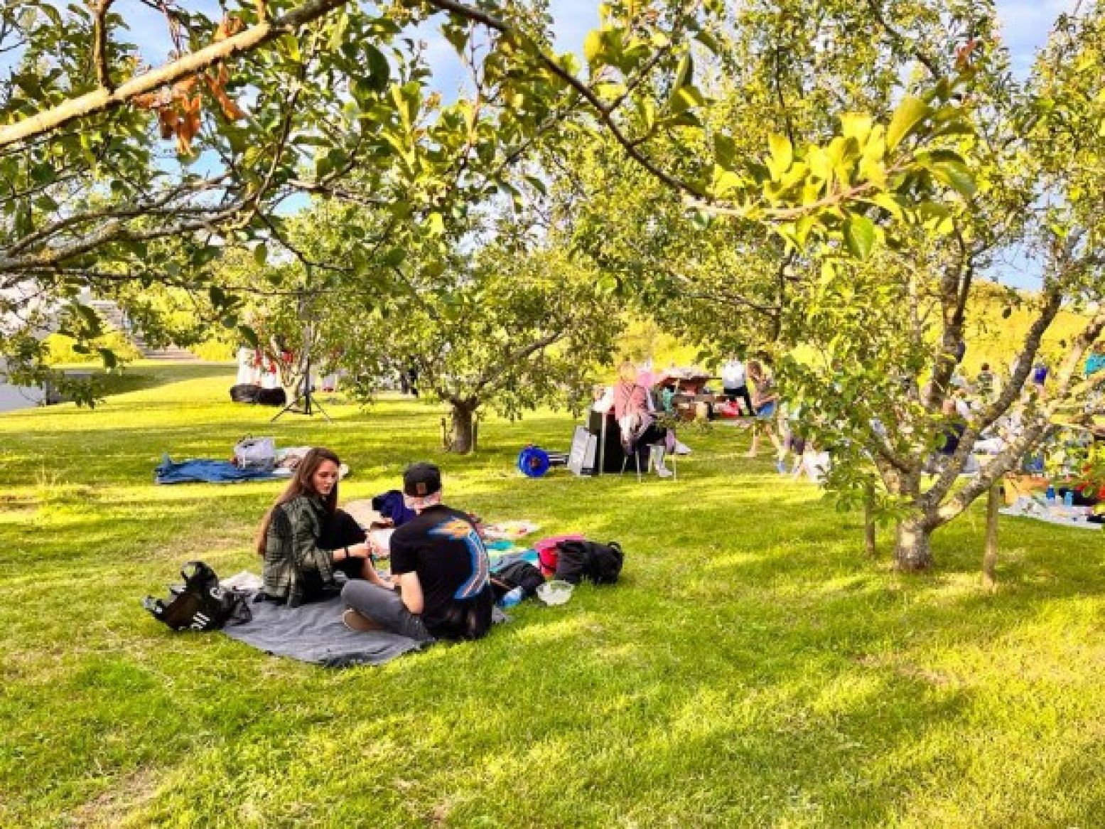 Picknicken in de tuin van het Muiderslot om de zomer te vieren. Foto: Muiderslot Picknicken in de tuin van het Muiderslot om de zomer te vieren. Foto: Muiderslot